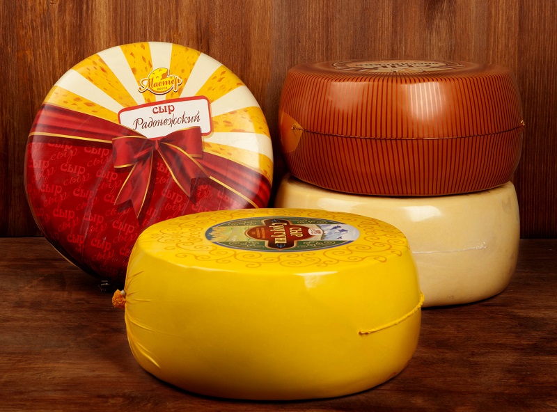 Головки сыра в термоусадочных пакетах для созревания