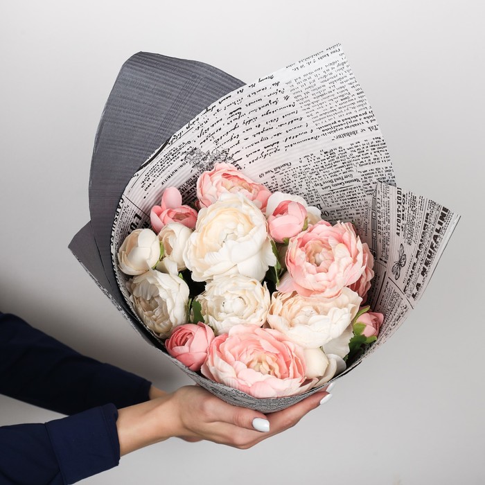 Букет цветов в гофрированной бумаге с газетной печатью