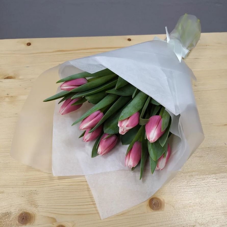Букет розовых тюльпанов в папиросной оберточной бумаге