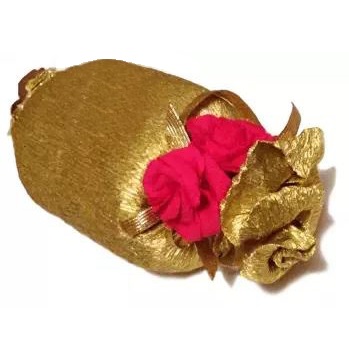 Подарок в гофрированной металлизированной золотой бумаге