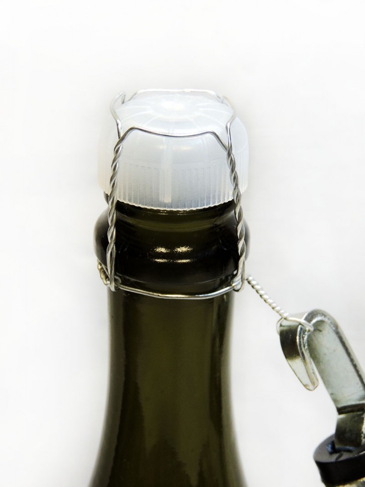 Бутылка шампанского с пластиковой пробкой