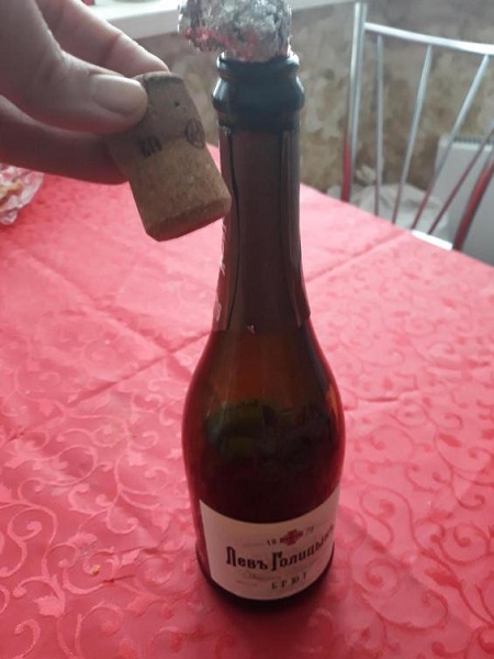 Бутылка с шампанским с агломерированной пробкой
