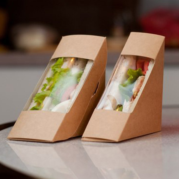 Сендвичи в картонных треугольниках с прозрачным пластиковым окошком