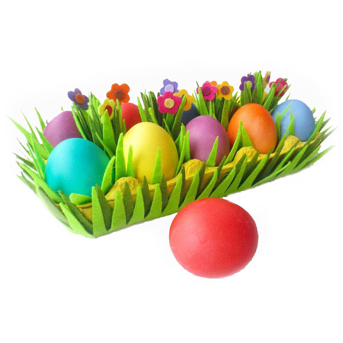 Цветные яйца в украшенном лотке на Пасху