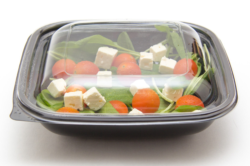 Салат в контейнере с прозрачной крышкой