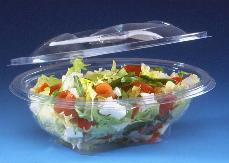 Салат в пластиковом прозрачном контейнере с крышкой