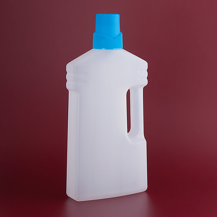 Белый пластиковый флакон для чистящих средств с голубой крышкой