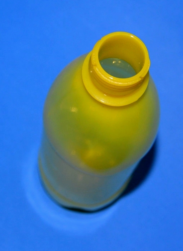 горловина жёлтой бутылки для лимонада