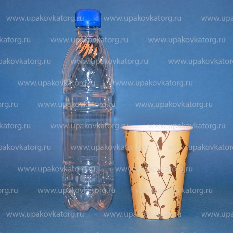 Бутылка для воды и бумажный стакан