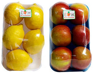 Лотки с лимонами и яблоками упакованные стрейч пленкой