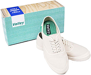 Коробка для обуви с белыми кедами