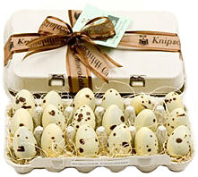 Перепелиные яйца в картонном контейнере