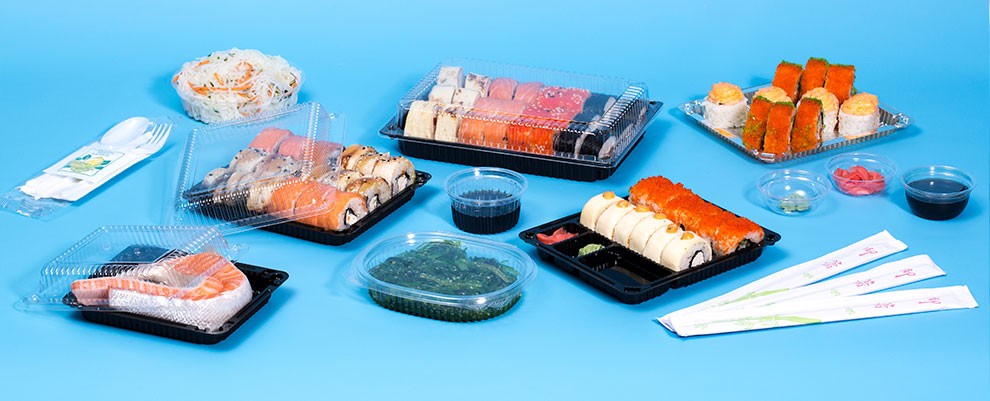 Суши в контейнерах, соусницы и палочки для суши в упаковке